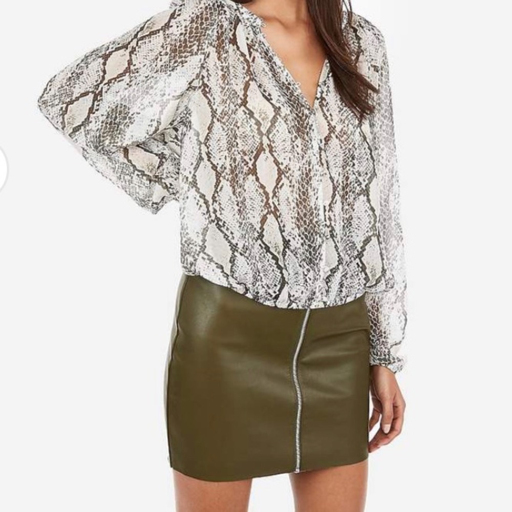 Express snakeskin print blouse size XL excellent condition